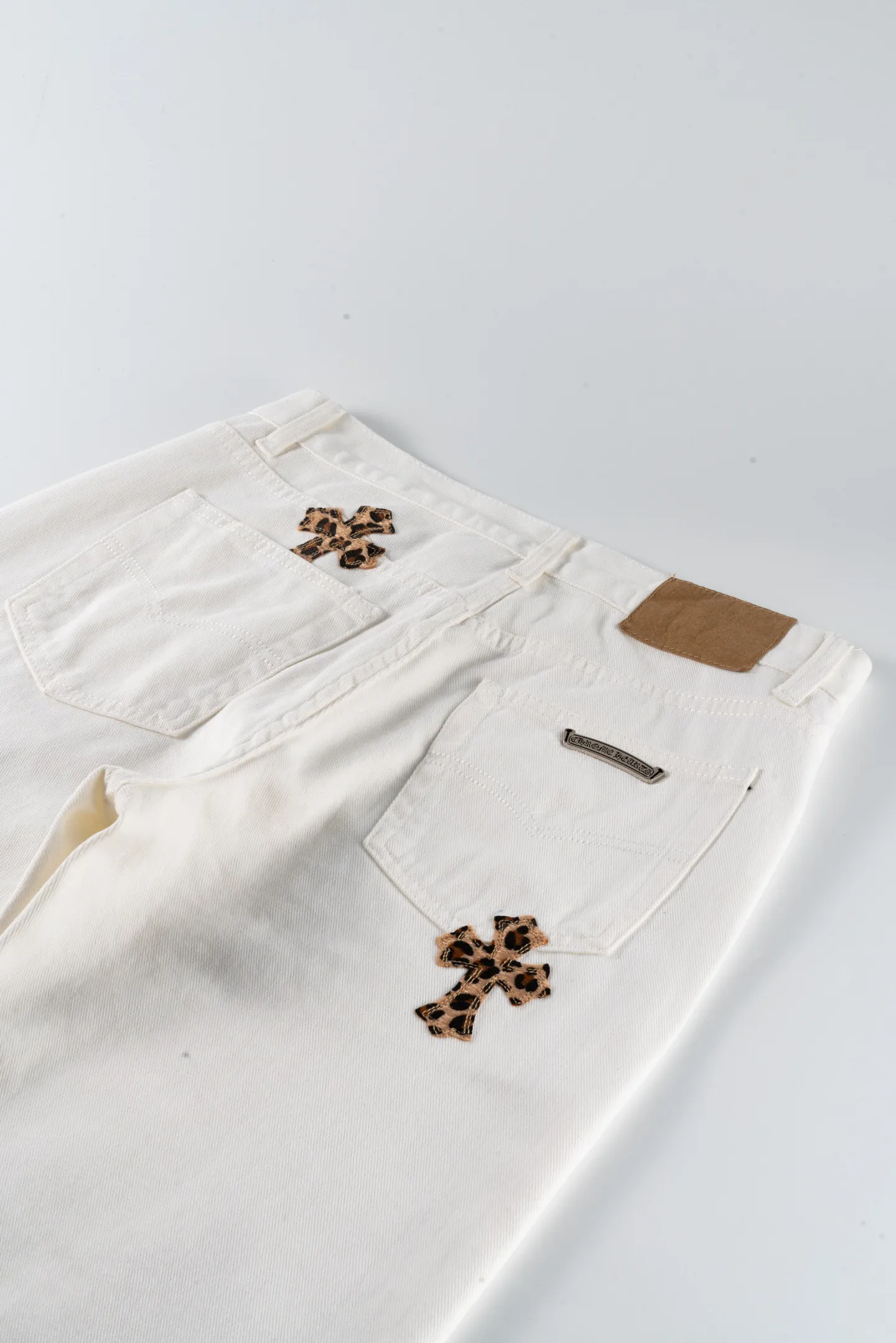 P200 Chrome Hearts 24SS white-bottom leopard-print and leather high-street jeans - Chrome Hearts' most popular color pants are made of beaded canvas fabric. Heavy washing makes the upper body of the fabric more textured and the pants are tall and straight! The three-dimensional cutting of the whole trousers is a masterpiece! The hardware is customized by zp. The beaded canvas fabric is thick and soft after being washed. It has good breathability. Customized small leather label. Unique design. The details are simple and elegant, and the workmanship is exquisite. The whole trousers are neatly routed and the details are in place! It’s so cool that both men and women can easily control the genderless trend! Style number: 1641# Size: 28 30 32 34 Color: white